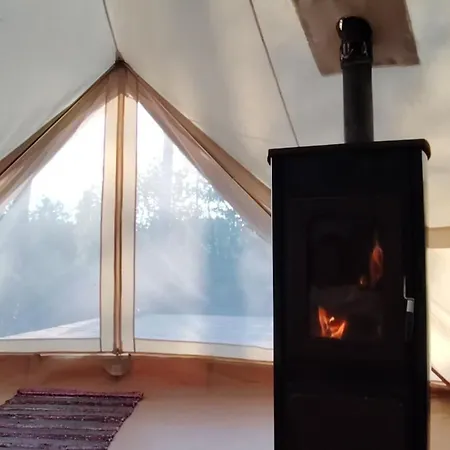 Off-grid Forest Glamping Tente de luxe Karuse